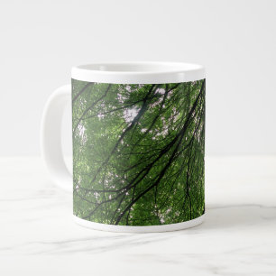 Tasse von Zweigen und Blätter