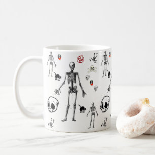 Tasse zwischen Skeletten