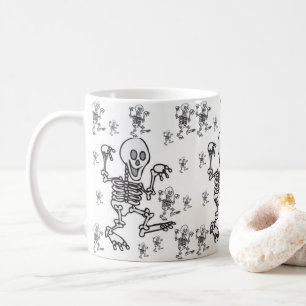 Tasse zwischen Skeletten