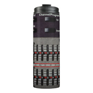 Tasten auf einem Tonmischer im Aufnahmestudio. Thermosbecher