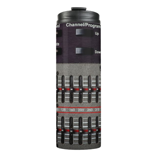 Tasten auf einem Tonmischer im Aufnahmestudio. Thermosbecher (Vorderseite)