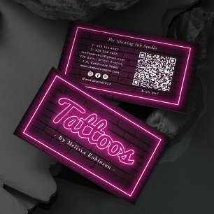 Tätowierer mit rosa Neon vor schwarzer Ziegelwand  Visitenkarte