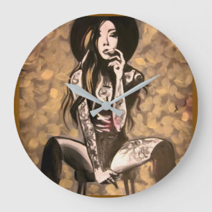 Tätowierte Frau in Gold  Große Wanduhr