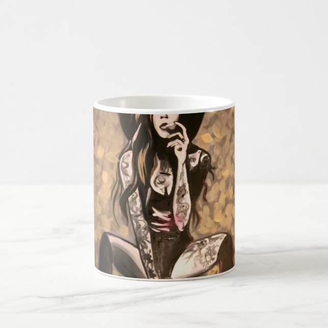 Tätowierte Frau in Gold  Kaffeetasse (Mittel)