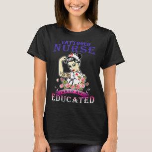 Tätowierte Krankenschwester Tätowiert und Gebildet T-Shirt