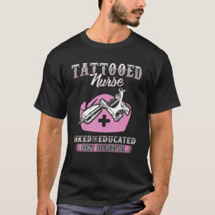 Tätowierte Krankenschwestern, die eingezogen und a T-Shirt