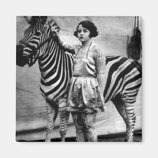 Tätowierte Zirkusdame und Zebra-Quadrat-Magnet Magnet