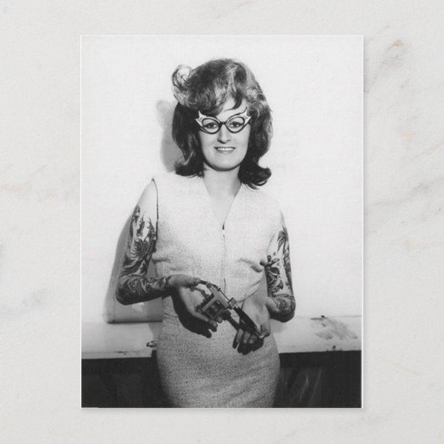 Tätowiertes Mädchen mit Brille Postkarte (Vorderseite)