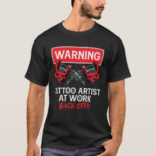 Tattoo Artist bei der Arbeit Tattoo Artist warnen T-Shirt