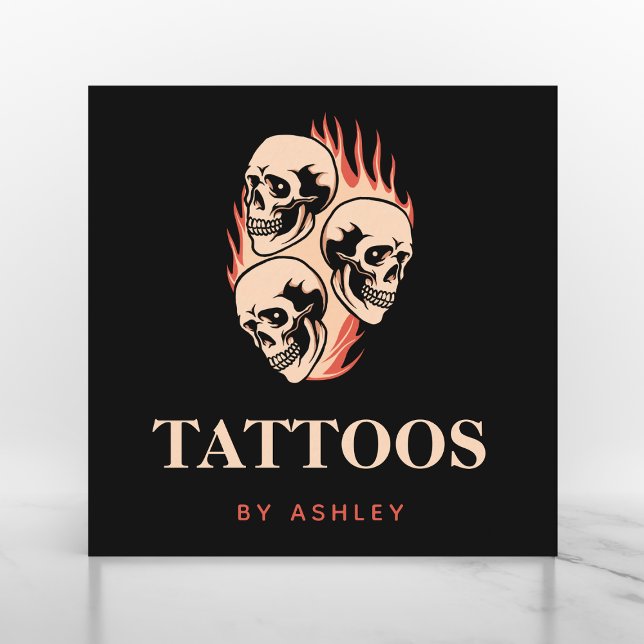 Tattoo Artist Modern Burning Skulls Gothic Cool Quadratische Visitenkarte (Von Creator hochgeladen)