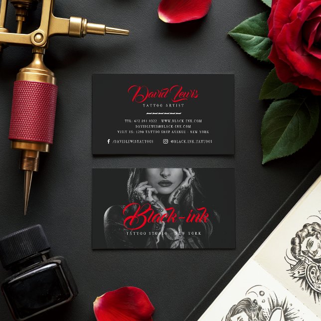 Tattoo Artists black Foto red script typography Visitenkarte (Tattoo artists black photo red script typography)