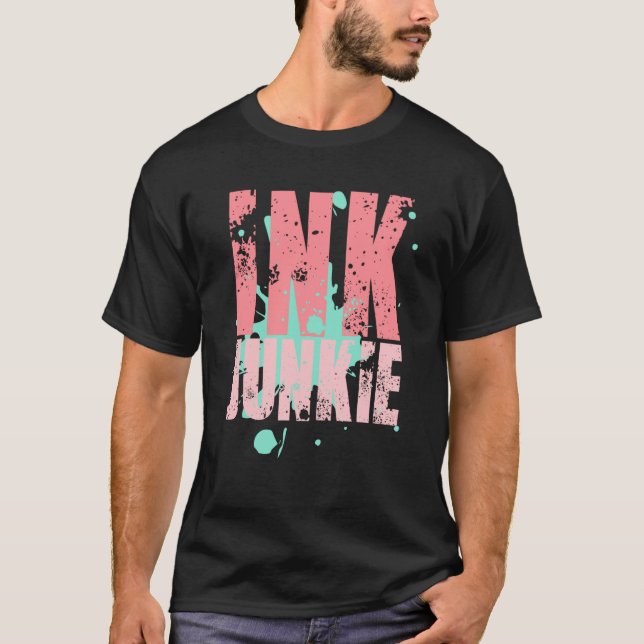Tattooed Beauty Ink Junkie Tattoo T-Shirt (Vorderseite)