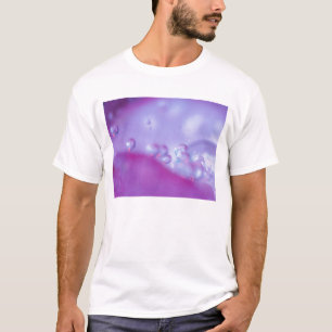 Tau-Tröpfchen auf Blütenblatt abstrakt. T-Shirt