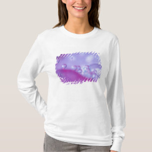 Tau-Tröpfchen auf Blütenblatt abstrakt. T-Shirt