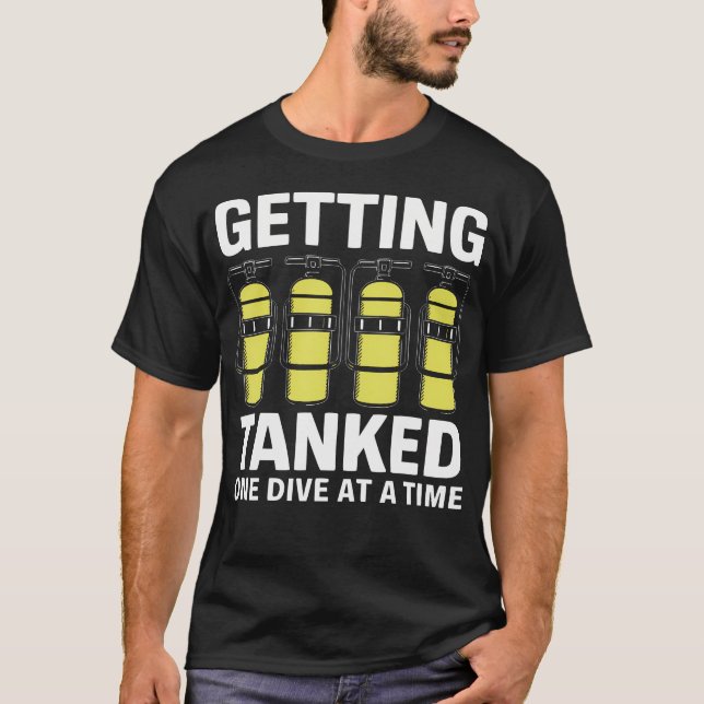Tauchen Sie sich mit 'Getting Tanked One Dive At A T-Shirt (Vorderseite)