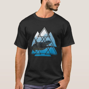 Tauchende Meeresschildkröte Geometrische Dreiecke T-Shirt