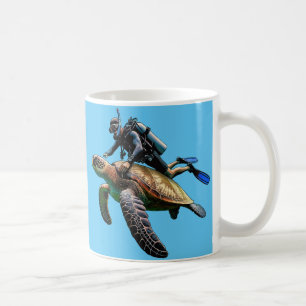 Taucher beim Schwimmen mit einer großen Schildkröt Kaffeetasse