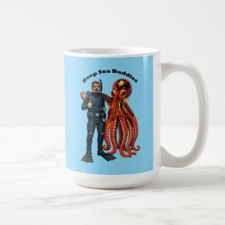 Taucher beim SCUBA-Tauchen mit einem riesigen Okto Kaffeetasse