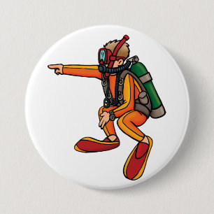 Taucher in orangem Neoprenanzug zeigt Button