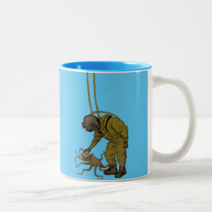 Taucher mit Tauchhelm und einem Oktopus Zweifarbige Tasse