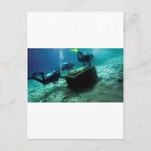 Taucher unter Wasser mit Schatztruhe Postkarte
