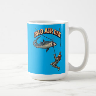 Tauchhelm-Taucher aus der Vintage-Zeit und ein Wei Kaffeetasse