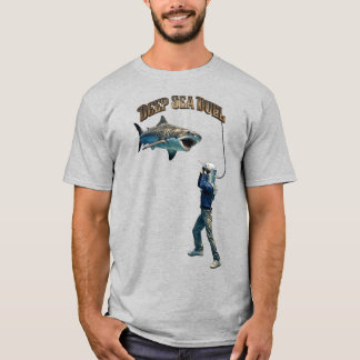 Tauchhelm-Taucher im Kampf mit einem Tigerhai URM T-Shirt