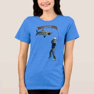Tauchhelm-Taucher im Kampf mit einem Tigerhai URM Tri-Blend Shirt