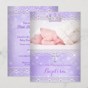 Tauf-Foto eines Babymädchens mit lila violetter Ti Einladung
