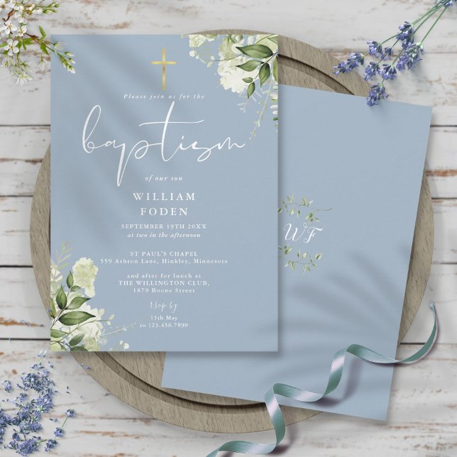Taufe Blauer Grüne Bläsermonogramm Einladung (Dusty Blue Greenery Floral Monogram Baptism Invitation)