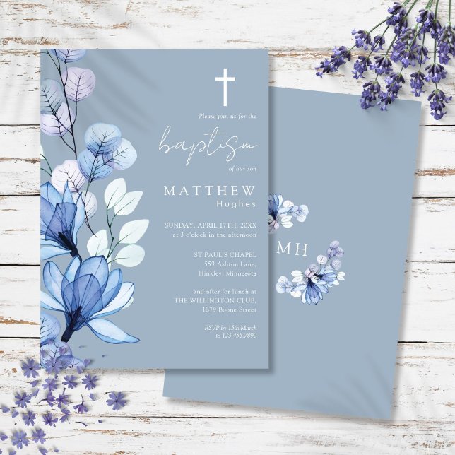 Taufe blauer, transparenter floraler Monogramm Einladung (Dusty Blue Transparent Floral Monogram Baptism Invitation)