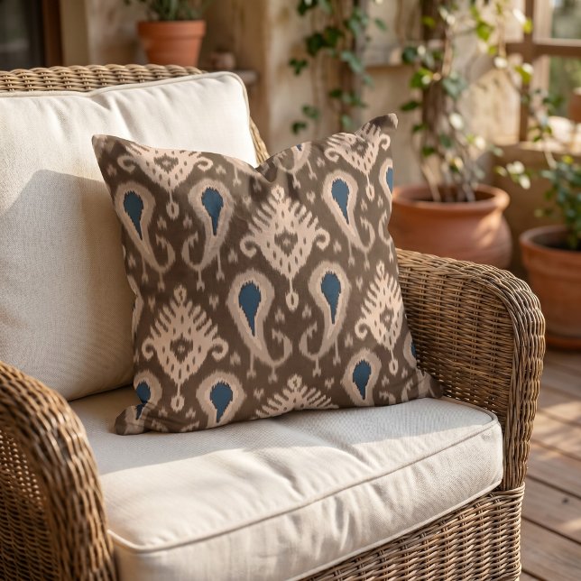Taupe Dark Brown Navy Blue Ikat Tribal Muster Kissen (Von Creator hochgeladen)