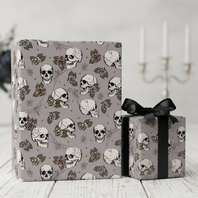 Taupe Gothic Skulls und Rose Blumen Geschenkpapier (Taupe Gothic Floral Skull Wrapping Paper. Ornate Hand Drawn Vintage Skulls & Roses in Black Ink)