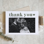 Taupe Green Retro Bold Typografy Foto Wedding Dankeskarte<br><div class="desc">Mit unserer personalisierbaren Foto Hochzeit Dankeschön-Karte mit Retro Typografie in taupe green. Dieses schicke Design verbindet Nostalgie mit moderner Touch und ist somit der ideale Weg, um Ihren Gästen für ihren besonderen Tag zu danken. Personalisieren Sie diese, indem Sie Ihre Daten hinzufügen. Machen Sie Ihr Dankeschön Noten unvergesslich mit unserer...</div>