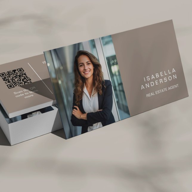 Taupe Modern Real Anwesen Berufliches Foto QR Visitenkarte (Von Creator hochgeladen)