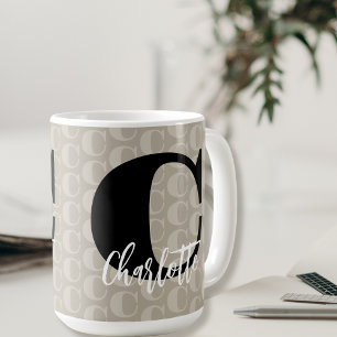 Taupe Monogram Muster Schwarz-weißer Skriptname Kaffeetasse