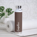 Taupe Personalisiert Wedding Bridesmaid Trinkflasche<br><div class="desc">Geben Sie Ihrer Hochzeitsjury oder Ihrer Trauzeugin diese trendige,  vakuumgekühlte Wasserflasche,  die ihren Namen in weißem,  stilisiertem Schrift auf einem taupfarbigen Hintergrund zeigt,  der zu Ihrem Hochzeitsfarbschema passt. Stellen Sie die Flasche nach Belieben durch Bearbeiten und Ersetzen des Namens durch Ihren eigenen Namen ein. Wählen Sie Ihre Wasserflasche.</div>
