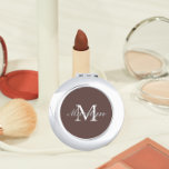 Taupe Stylized Wedding Bridesmaid Monogram Taschenspiegel<br><div class="desc">Ein personalisierter Kompaktspiegel für Ihre Hochzeitsfrau oder Trauzeugin,  der ihren Anfangs- und Namen auf einem trendigen,  taupe Farbhintergrund stilisiert. Bearbeiten,  um Initial und Namen zu ersetzen. Wählen Sie Ihren kompakten Spiegelstil aus. Erhältlich in vielen beliebten Hochzeitsfarben.</div>