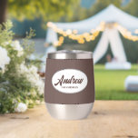Taupe Stylized Wedding Trauzeuge Name<br><div class="desc">Gönnen Sie Ihrem Hochzeitsreisenden einen Trauzeuge mit diesem personalisierten Edelstahl-Edelstahlwascher,  der in einem weißen,  ovalen Design in einem stilisierten Drehbuch seinen Namen trägt. Hintergrundfarbe und Skript ist taupe. Personalisieren Sie Ihren Weinwäscher,  indem Sie den Namen mit dem gewünschten Namen bearbeiten und ersetzen. Erhältlich in vielen beliebten Hochzeitsfarben.</div>