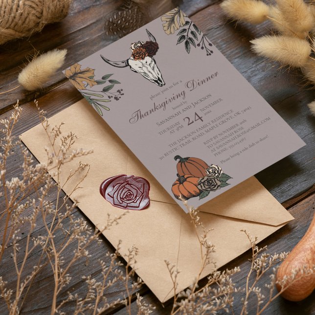 Taupe Western Erntedank Kuh Skull Fall Ernte Einladung (Elegant Thanksgiving Cow Skull Taupe Invitation. Hand-Drawn Cow Skull & Horns, Roses & Fall Pumpkins)