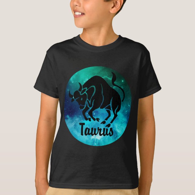 Taurus im Weltraum-Hintergrund T-Shirt (Vorderseite)