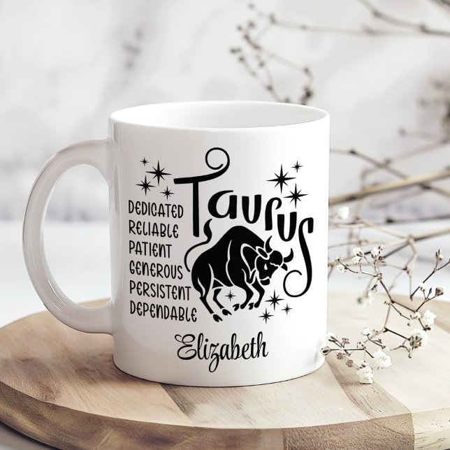 Taurus Zodiac Horoscope Individuelle Name Kaffeetasse (Taurus Zodiac Horoscope Custom Name Coffee Mug on a boho wooden kitchen table.)
