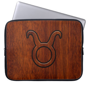 Taurus Zodiac Sign auf Mahogani wie Print Laptopschutzhülle