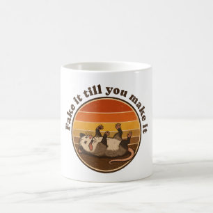 Täusche es vor, bis du es schaffst Retro-Opossum s Kaffeetasse