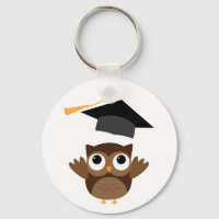 Tawny Owl mit seinem Graduierungskappen-Schlüssela