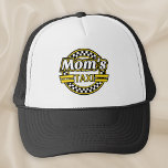 Taxi-Zeichen der Mama Truckerkappe<br><div class="desc">Der Taxifahrer einer Mama ist ein ideales Geschenk für diese großzügige Mutter, die so viel Zeit damit verbringt, ihre Familie für all ihre Aktivitäten zu fahren. Ob Enkel, Kinder oder gute Freunde, es gibt immer jemanden, der dankbar ist für eine helfende Hand. Sein sofort erkennbares gelbes Logo mit einem Schachbrettmuster...</div>