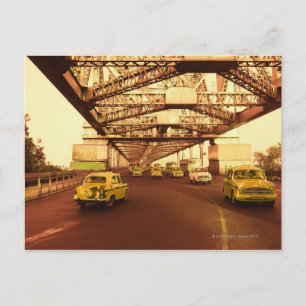 Taxis auf einer Brücke Postkarte
