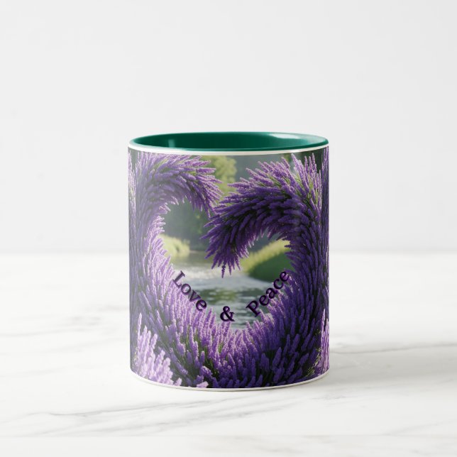 Taza con diseño de lavanda – Love and Peace  Zweifarbige Tasse (Mittel)