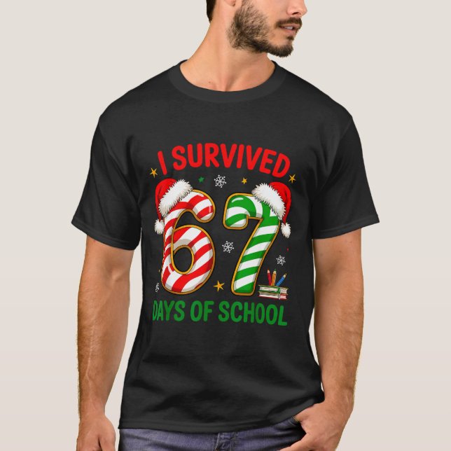 Teacher Christmas Funny Meme I Survived 67 Days Of T-Shirt (Vorderseite)