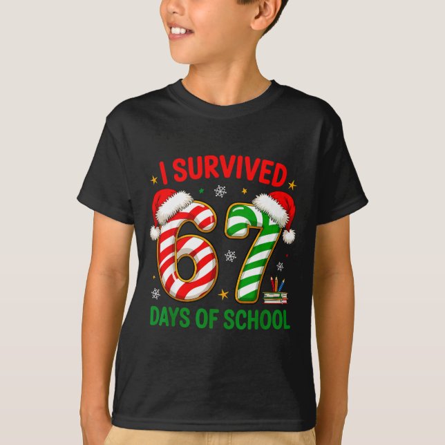 Teacher Christmas Funny Meme I Survived 67 Days Of T-Shirt (Vorderseite)